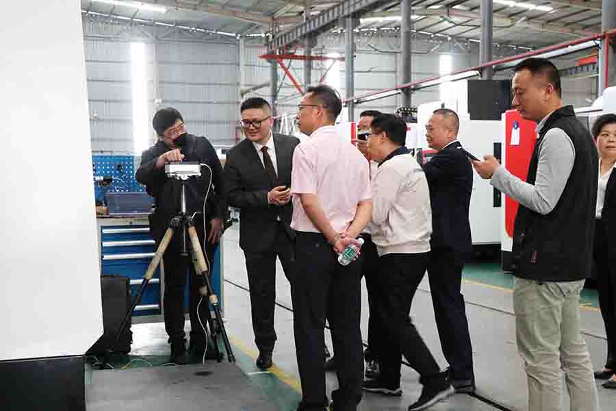 香港鑄造業(yè)總會(huì)總理事會(huì)成員蒞臨巨高機(jī)床指導(dǎo)工作(圖6) 香港鑄造業(yè)總會(huì)總理事會(huì)成員蒞臨巨高機(jī)床指導(dǎo)工作(圖6)